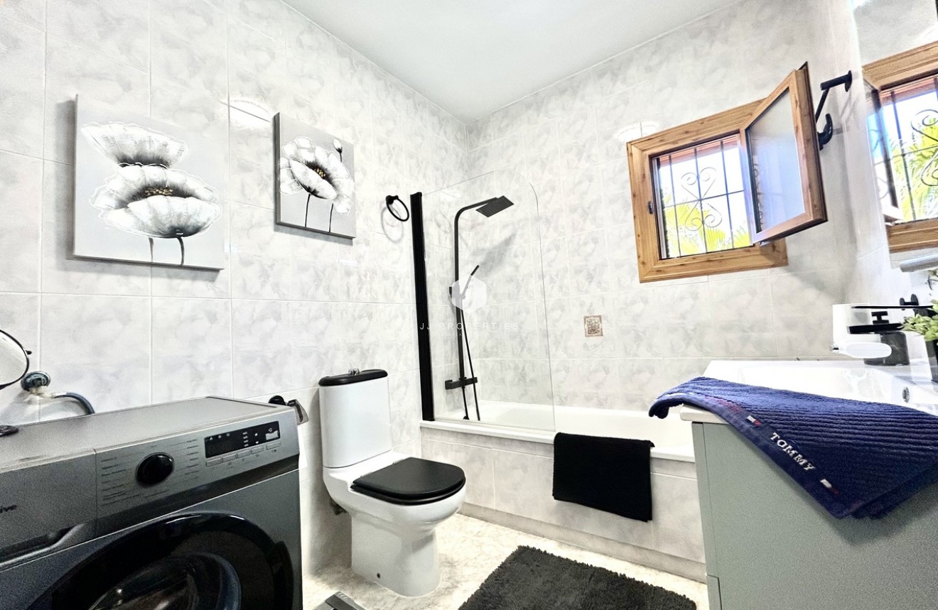 Z drugiej ręki - Szalet -
Playa Flamenca - Costa Blanca