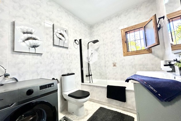 Z drugiej ręki - Szalet -
Playa Flamenca - Costa Blanca