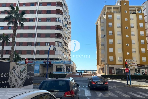 Z drugiej ręki - Mieszkanie w bloku -
Torrevieja - Acequion
