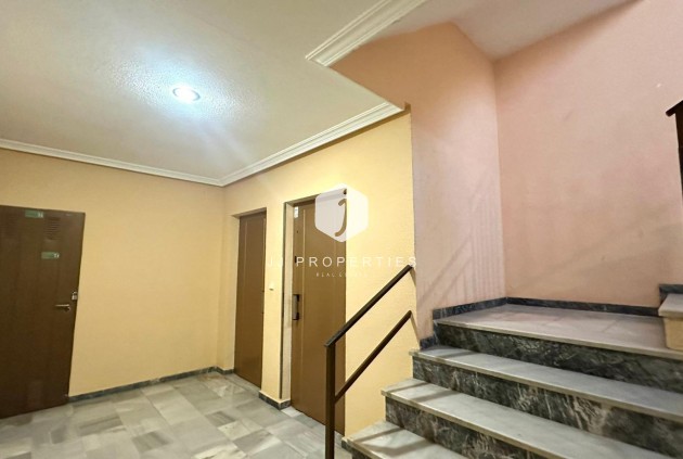 Z drugiej ręki - Mieszkanie w bloku -
Torrevieja - Acequion