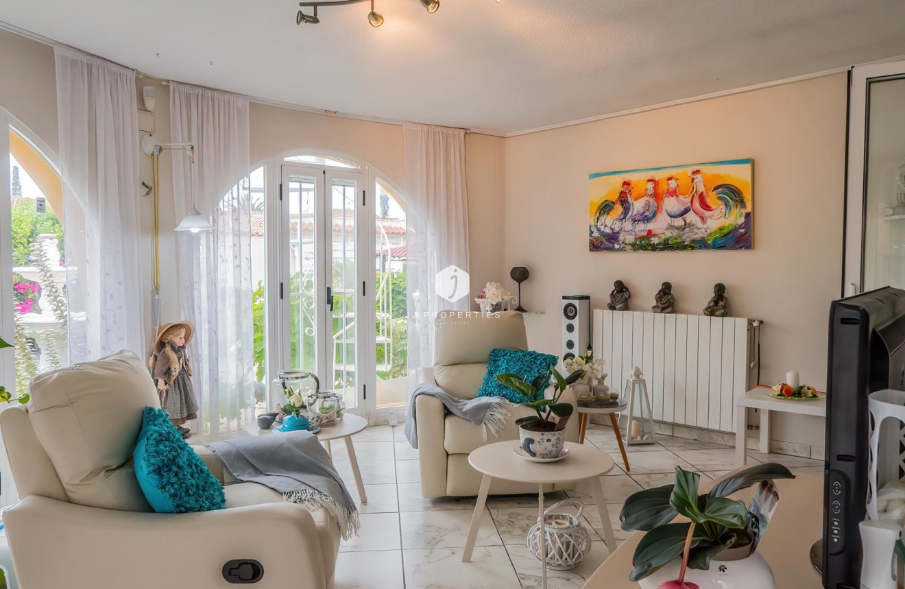 Resale - Villa -
Torrevieja - Costa Blanca
