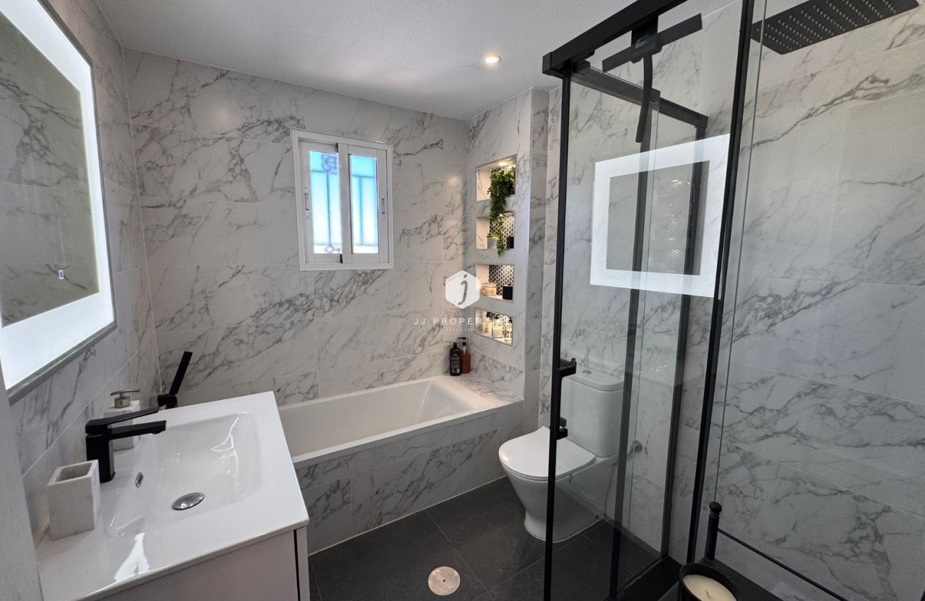 Resale - Chalet -
Campoamor - Costa Blanca