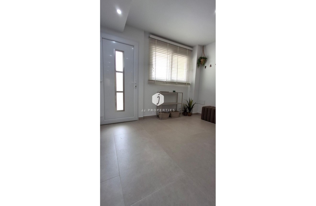 Z drugiej ręki - Mieszkanie w bloku -
Torrevieja - Acequion