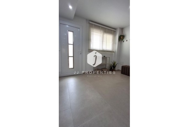 Z drugiej ręki - Mieszkanie w bloku -
Torrevieja - Acequion