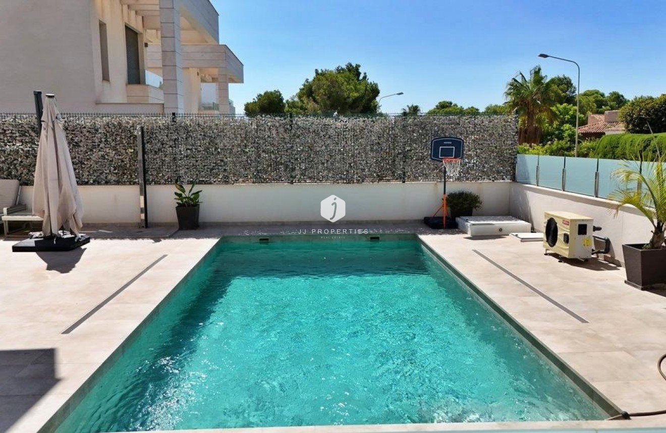 Resale - Villa -
Orihuela Costa - Villamartín