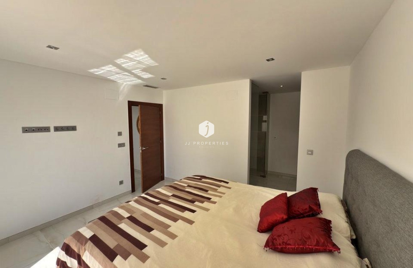 Resale - Villa -
Orihuela Costa - Villamartín