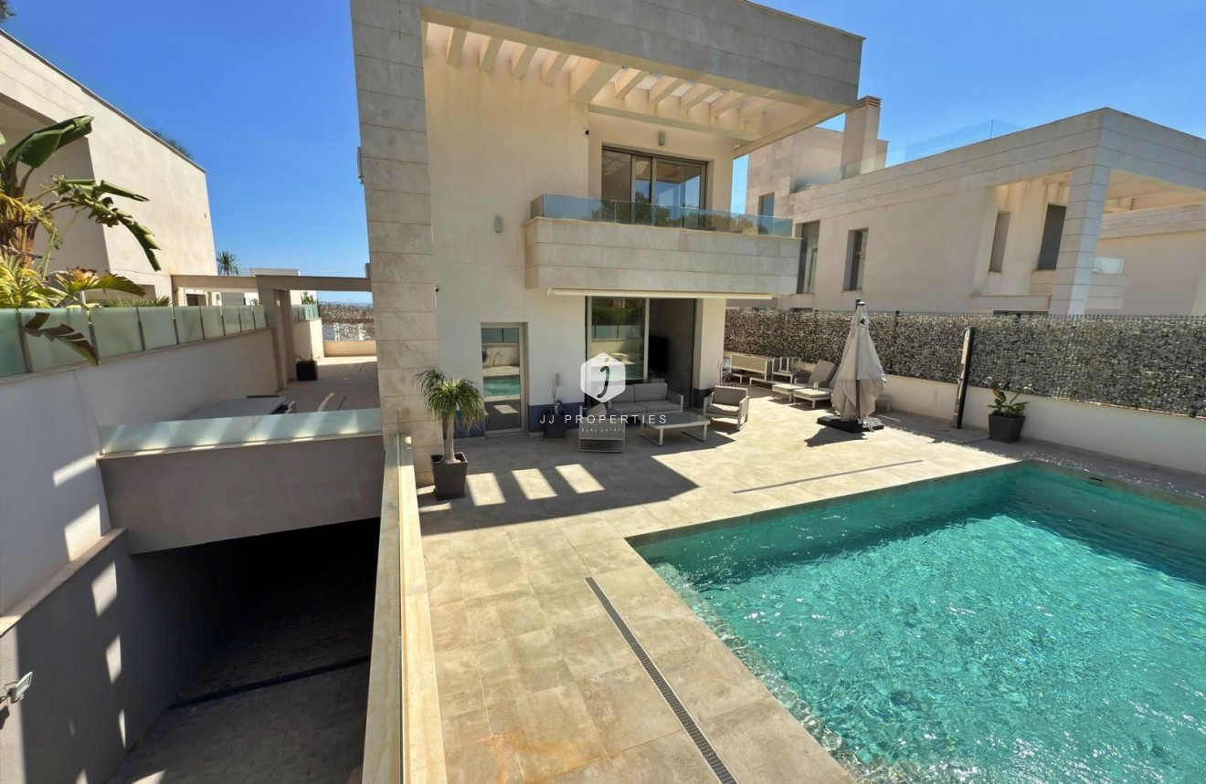 Resale - Villa -
Orihuela Costa - Villamartín