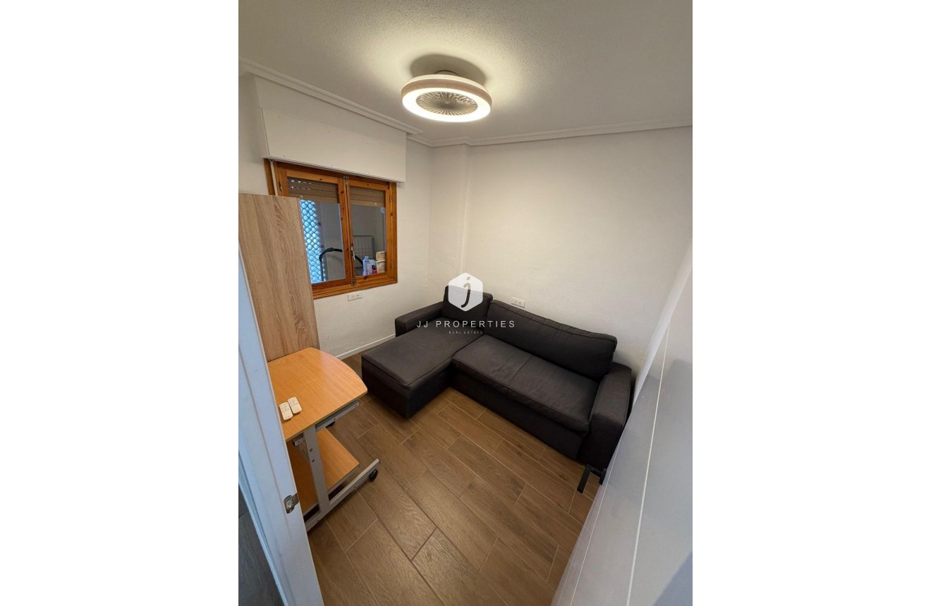 D'occasion - Appartement -
Torrevieja - Punta prima