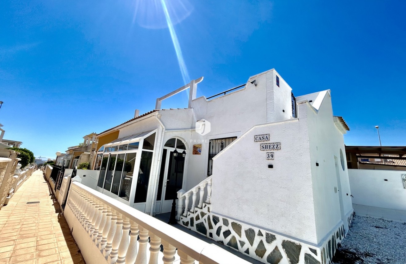 Resale - Chalet -
Punta Prima - Costa Blanca