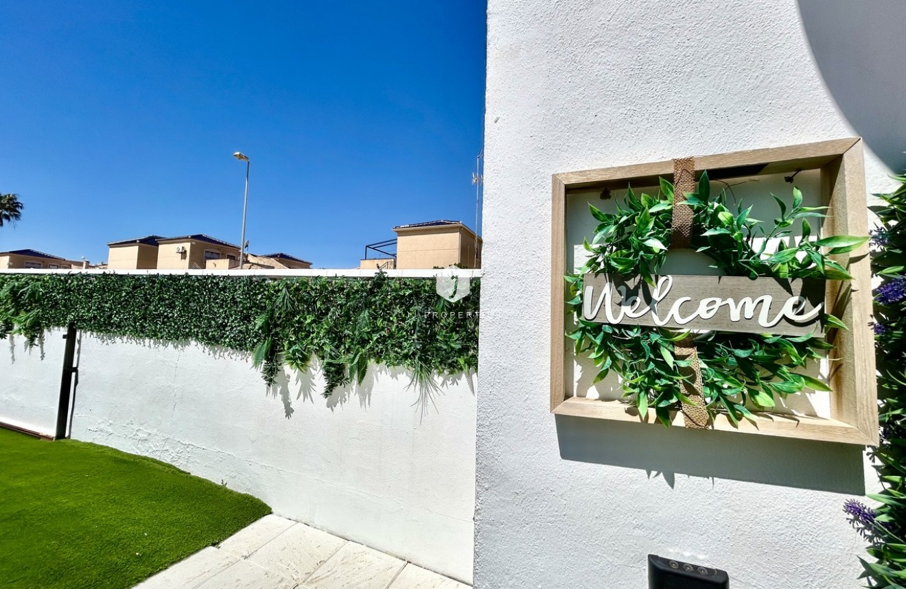 Resale - Chalet -
Punta Prima - Costa Blanca