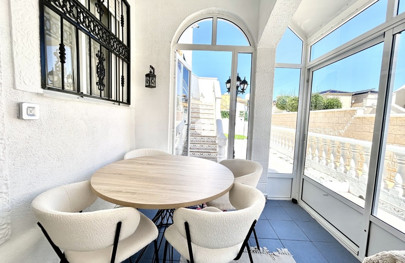 Resale - Chalet -
Punta Prima - Costa Blanca