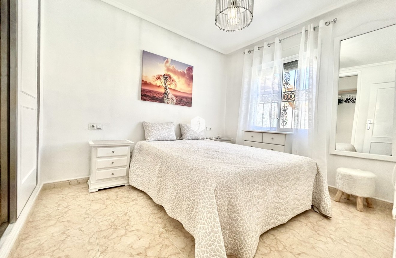 Resale - Chalet -
Punta Prima - Costa Blanca