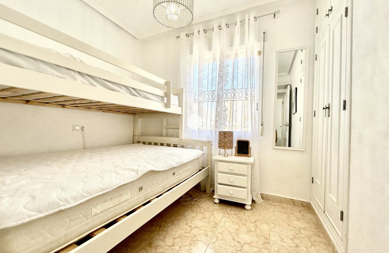 Resale - Chalet -
Punta Prima - Costa Blanca