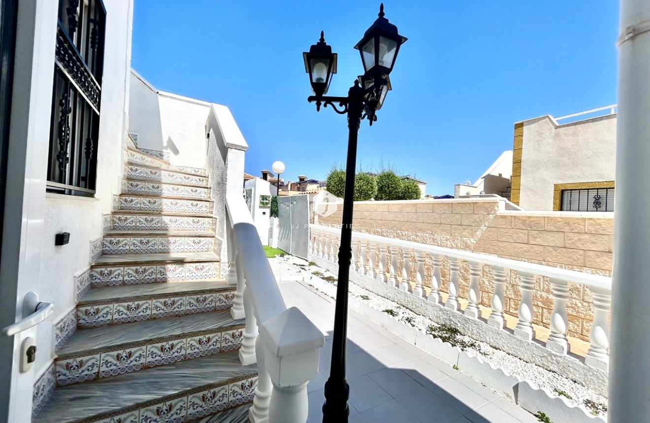 Resale - Chalet -
Punta Prima - Costa Blanca