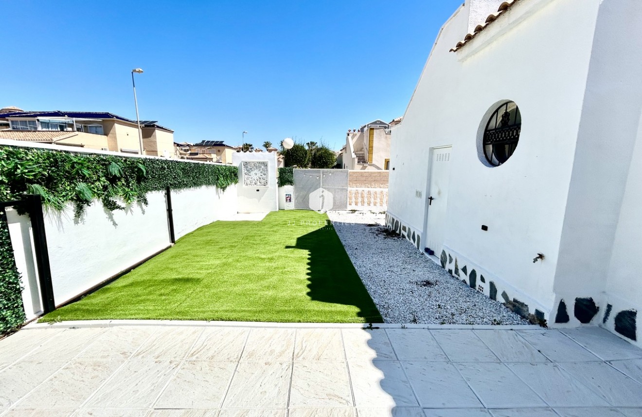 Resale - Chalet -
Punta Prima - Costa Blanca