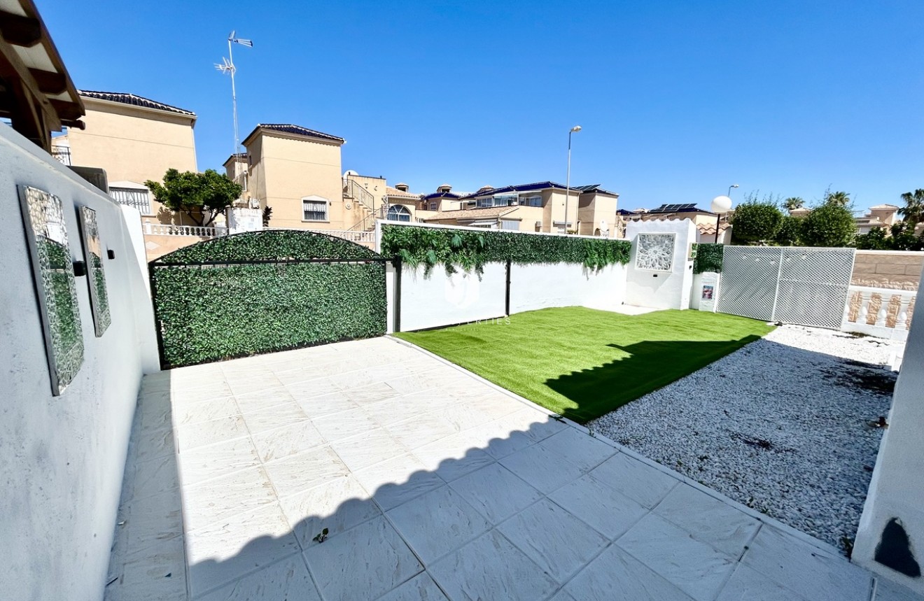 Resale - Chalet -
Punta Prima - Costa Blanca
