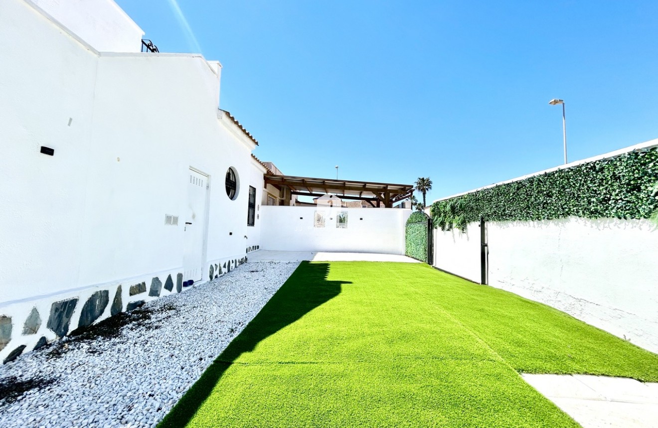 Resale - Chalet -
Punta Prima - Costa Blanca