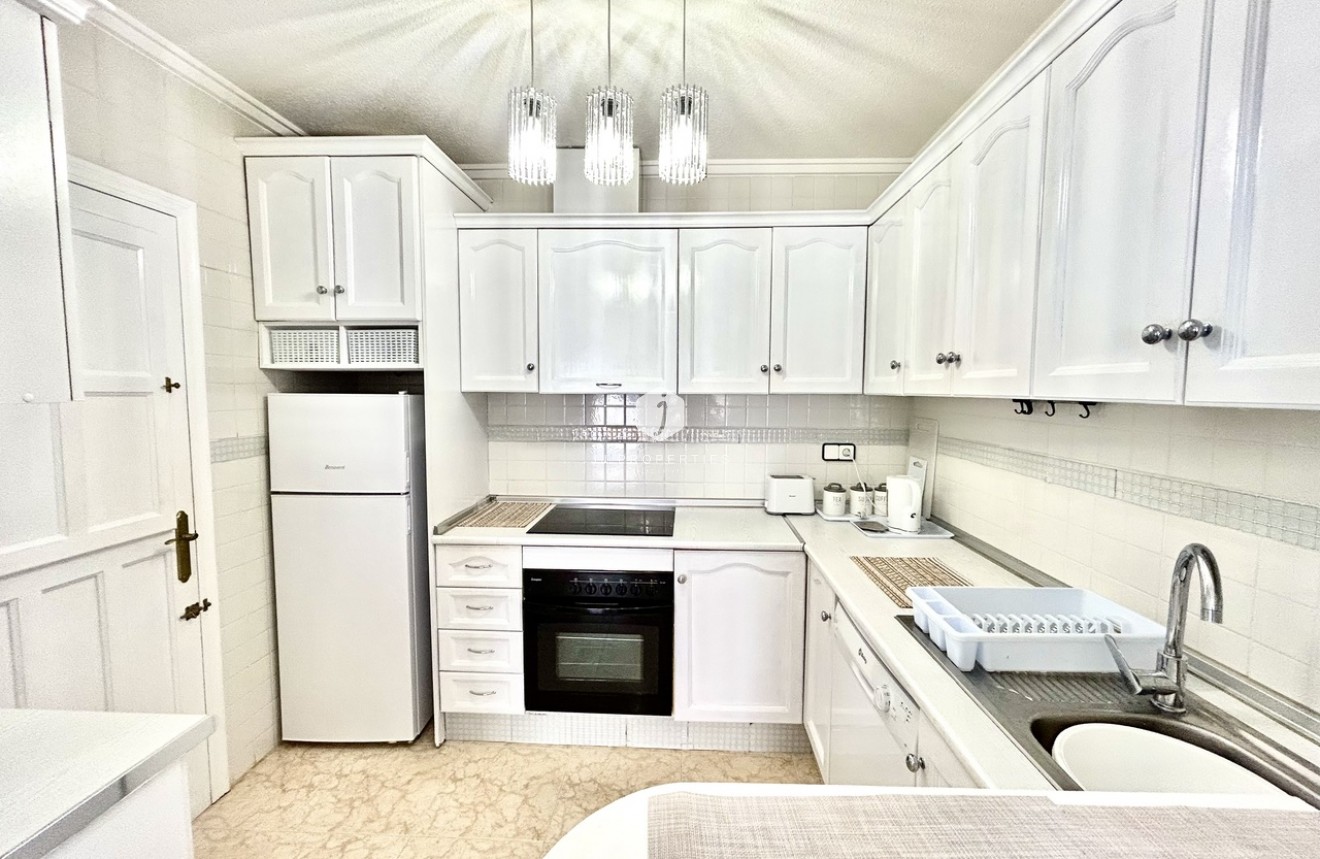 Resale - Chalet -
Punta Prima - Costa Blanca