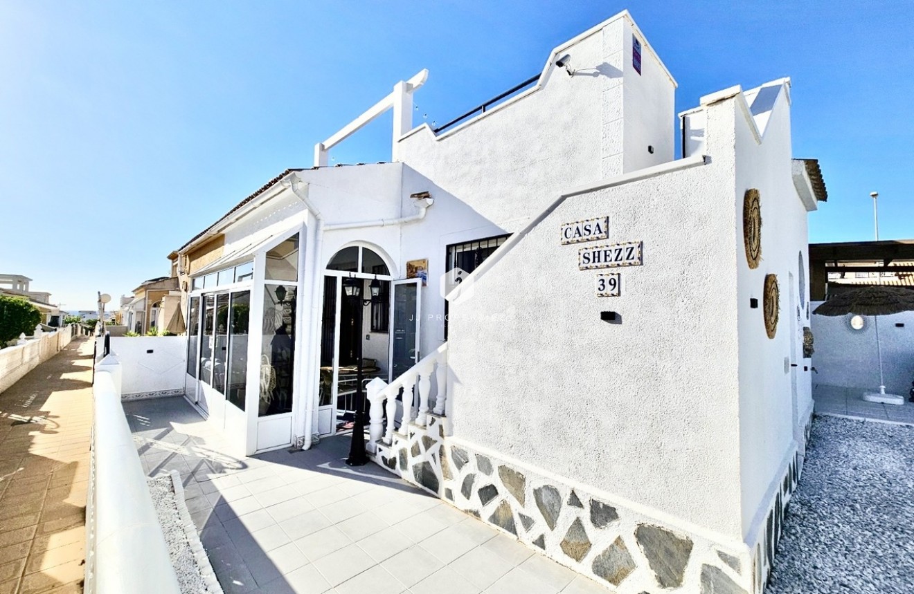Resale - Chalet -
Punta Prima - Costa Blanca
