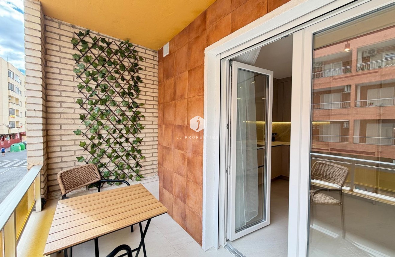 D'occasion - Appartement -
Torrevieja - Playa del Cura