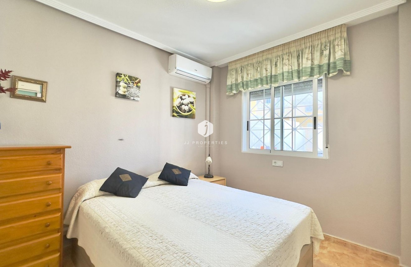 Resale - Bungalow -
Torrevieja - Centro