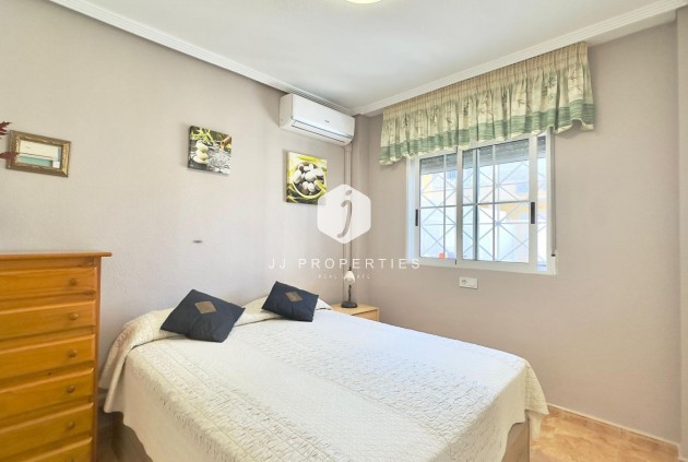 Resale - Bungalow -
Torrevieja - Centro