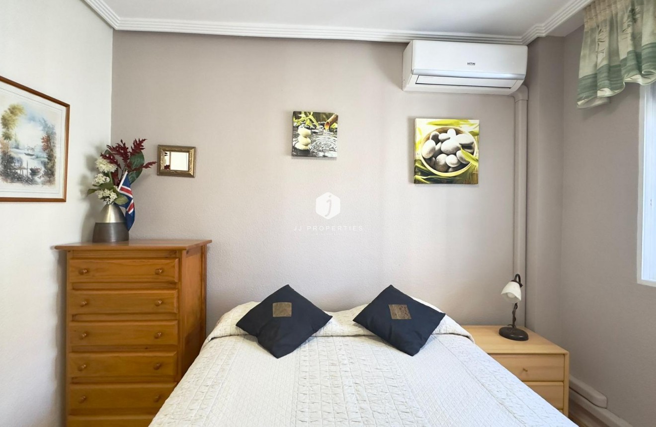 Resale - Bungalow -
Torrevieja - Centro