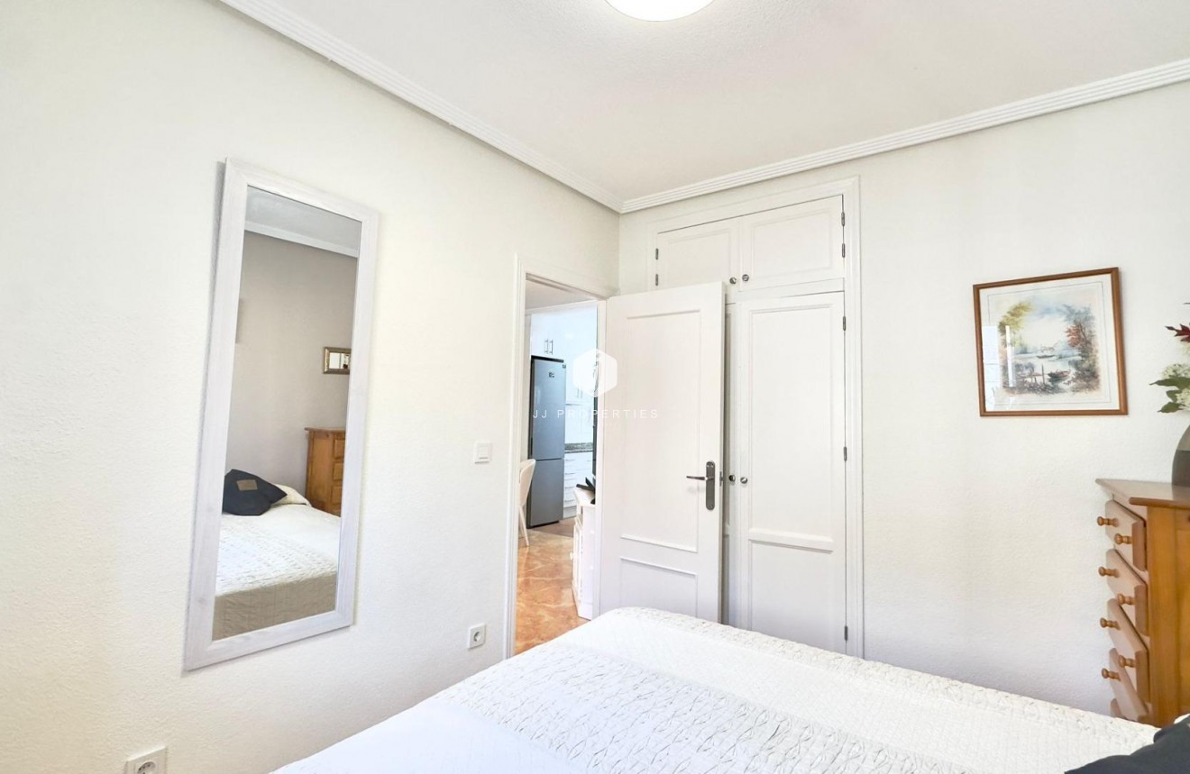 Resale - Bungalow -
Torrevieja - Centro