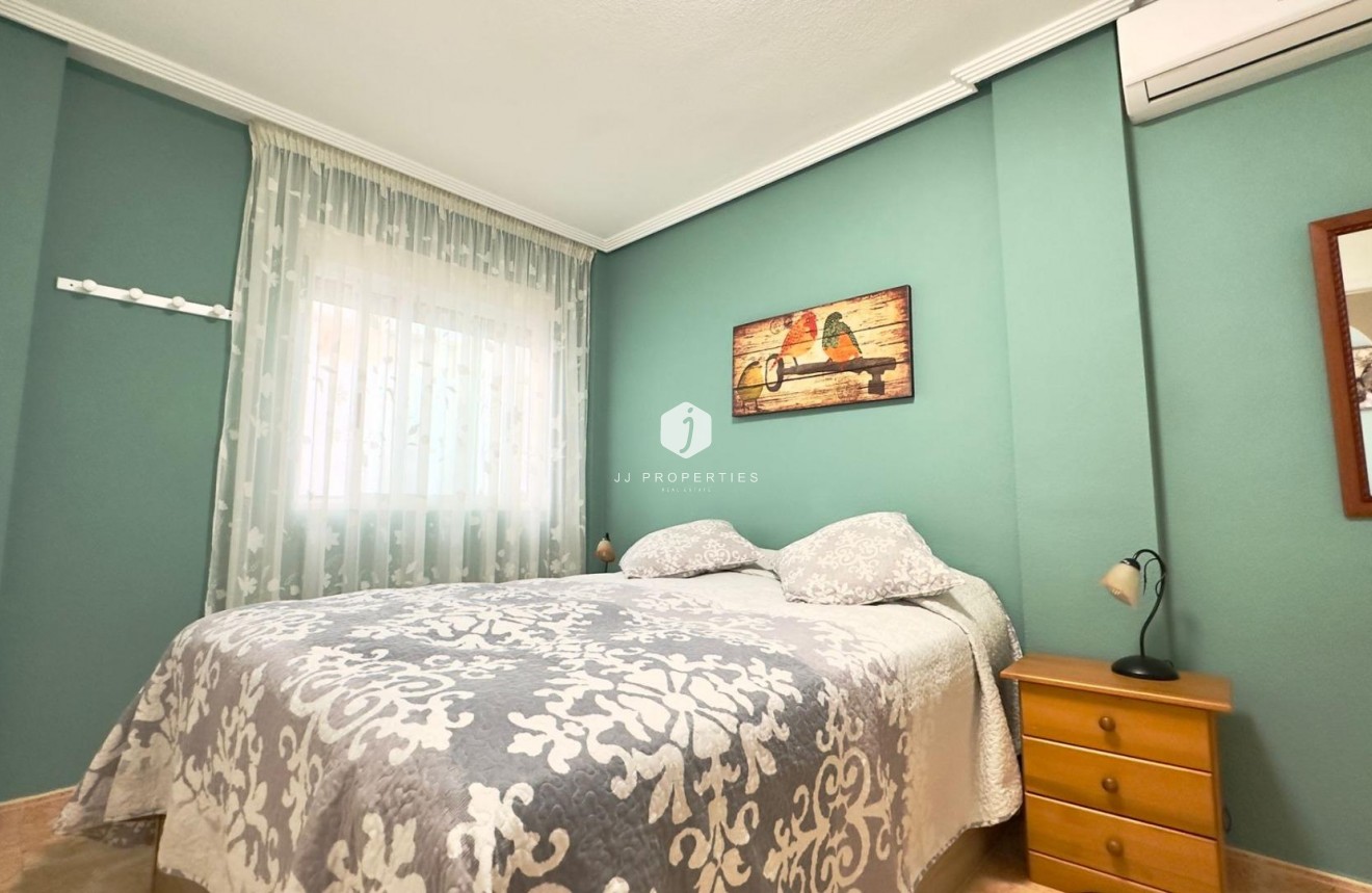 Resale - Bungalow -
Torrevieja - Centro