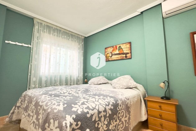 Resale - Bungalow -
Torrevieja - Centro
