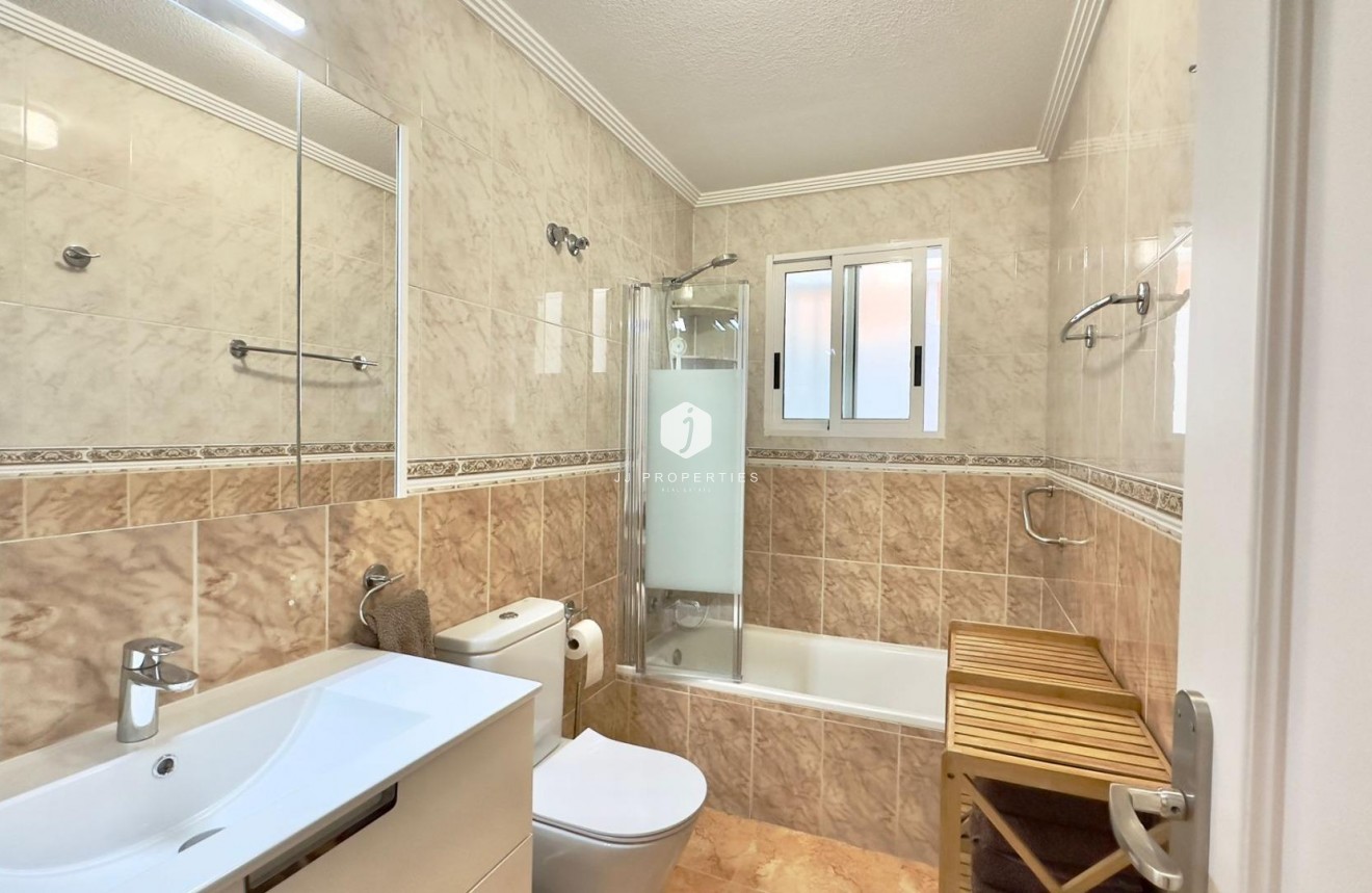 Resale - Bungalow -
Torrevieja - Centro