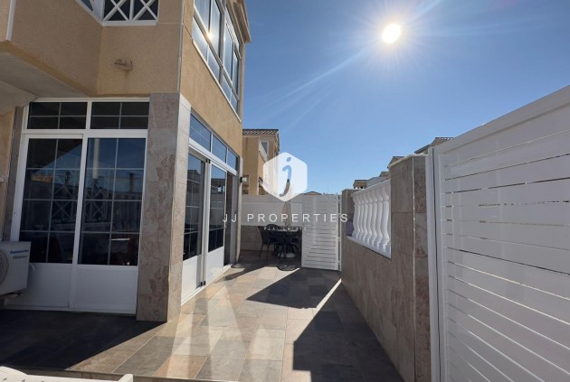 Resale - Bungalow -
Torrevieja - Centro