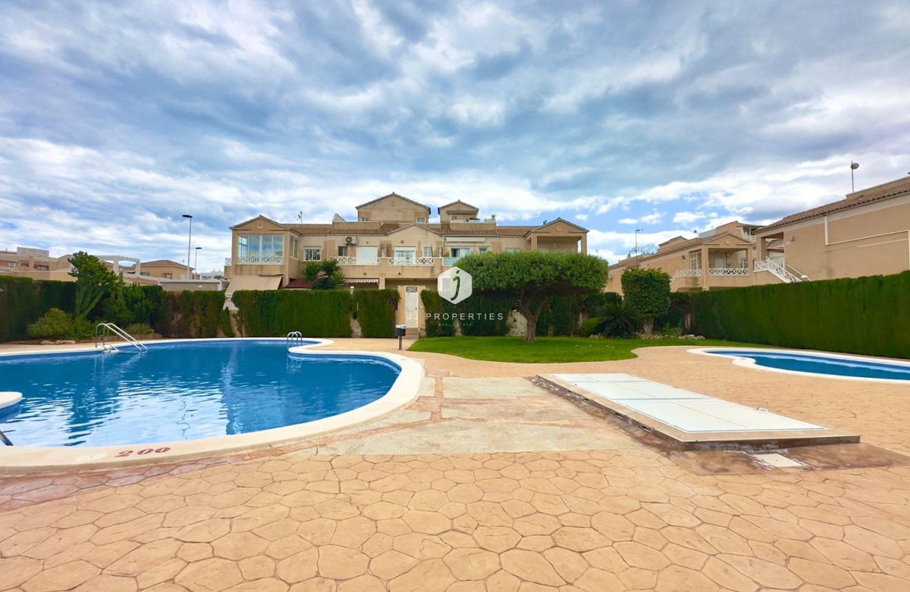Resale - Bungalow -
Torrevieja - Centro