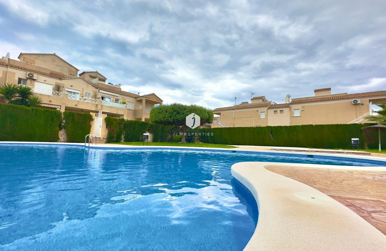 Resale - Bungalow -
Torrevieja - Centro