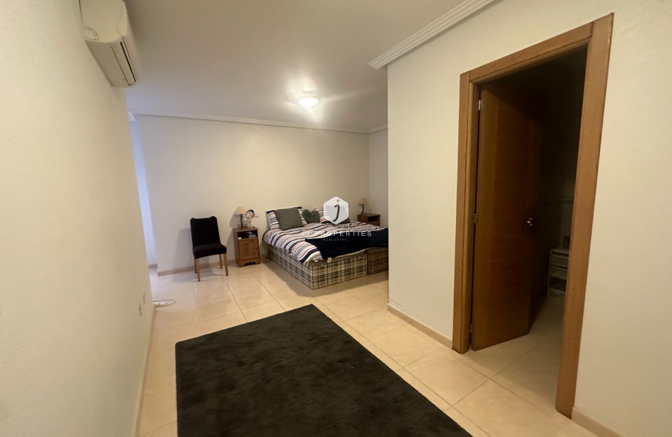 Tweedehands - Appartement / flat -
Jacarilla - Inland