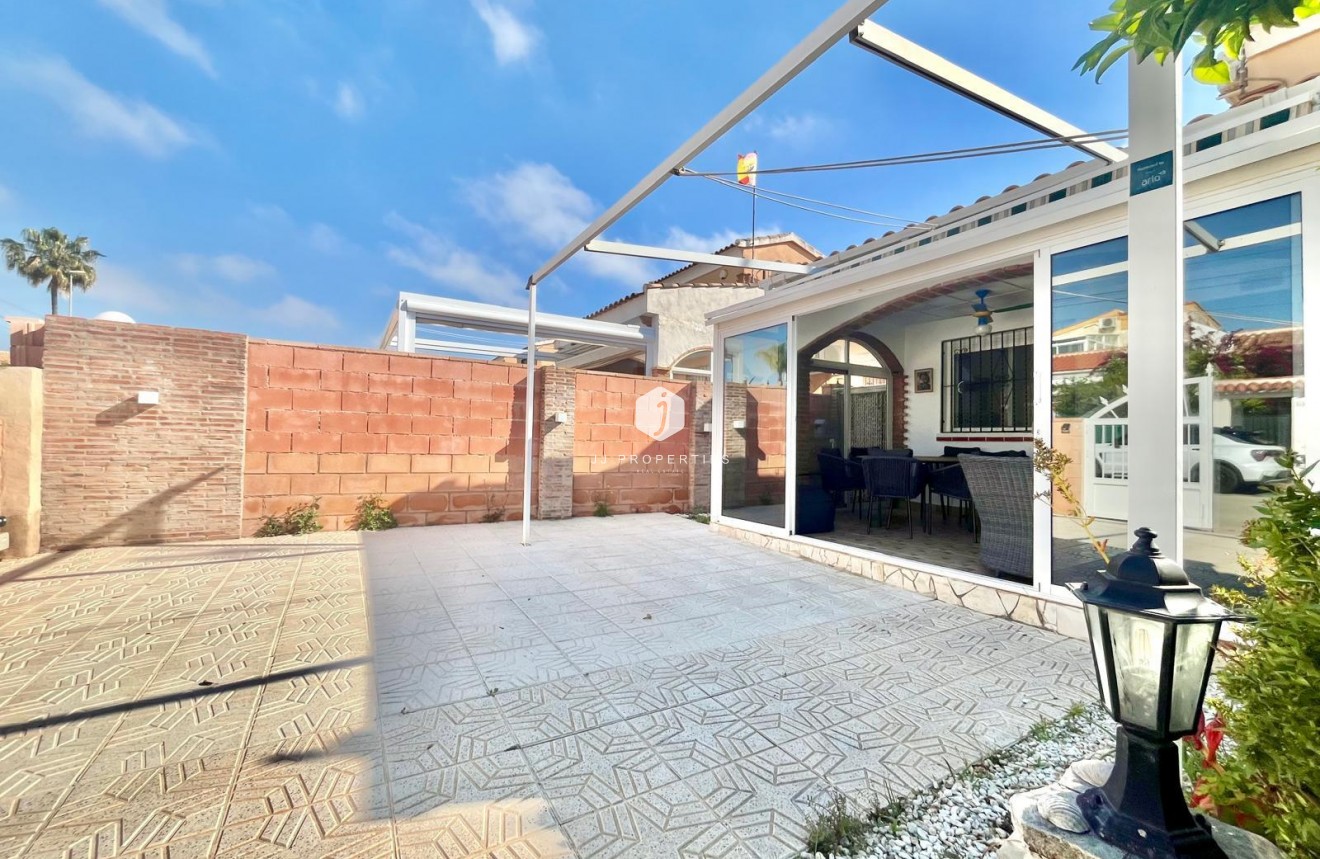 Resale - Villa -
Orihuela Costa - Los Almendros-la Florida