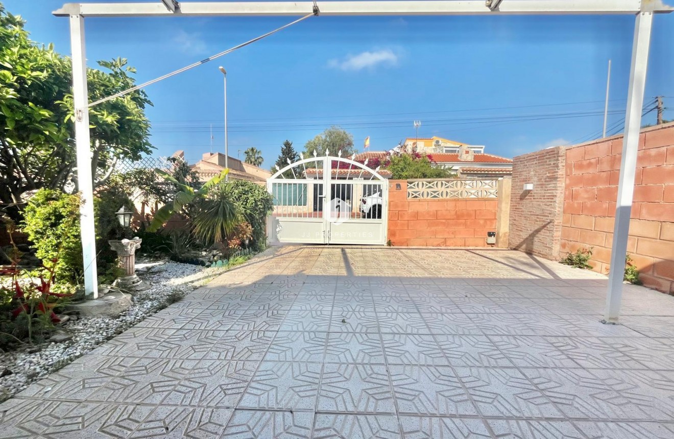 Resale - Villa -
Orihuela Costa - Los Almendros-la Florida