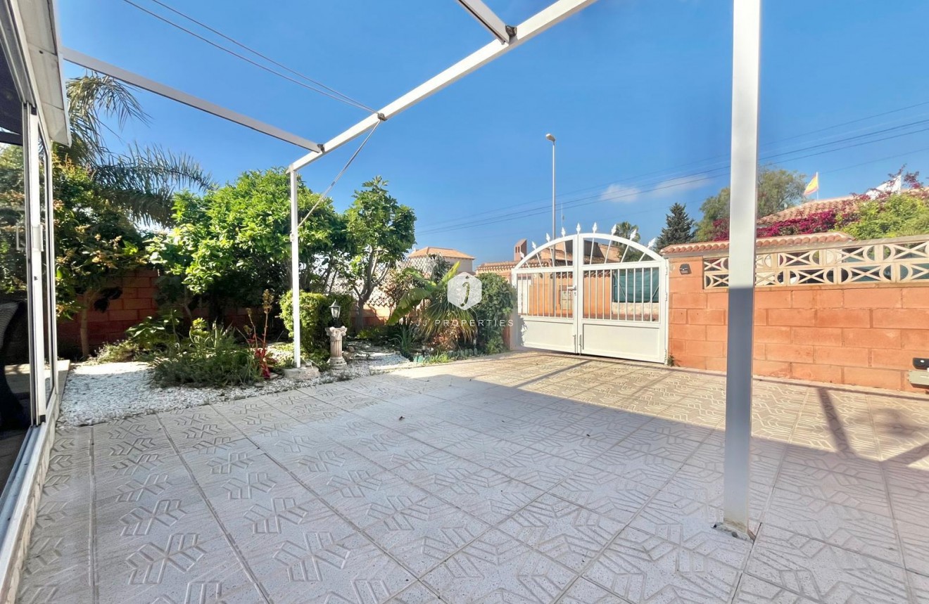 Resale - Villa -
Orihuela Costa - Los Almendros-la Florida