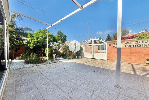 Resale - Villa -
Orihuela Costa - Los Almendros-la Florida