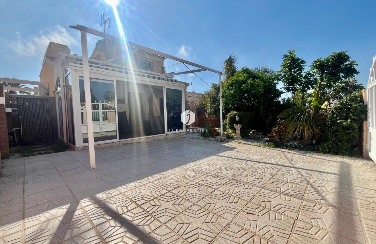Resale - Villa -
Orihuela Costa - Los Almendros-la Florida
