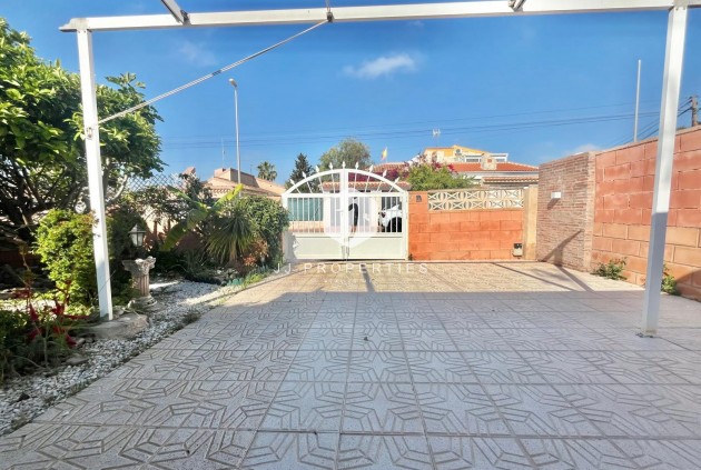 Resale - Villa -
Orihuela Costa - Los Almendros-la Florida