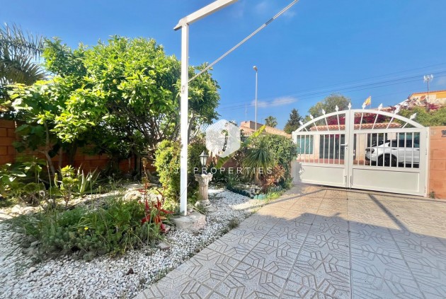 Resale - Villa -
Orihuela Costa - Los Almendros-la Florida
