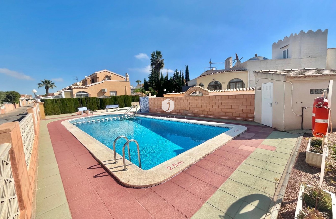 Resale - Villa -
Orihuela Costa - Los Almendros-la Florida