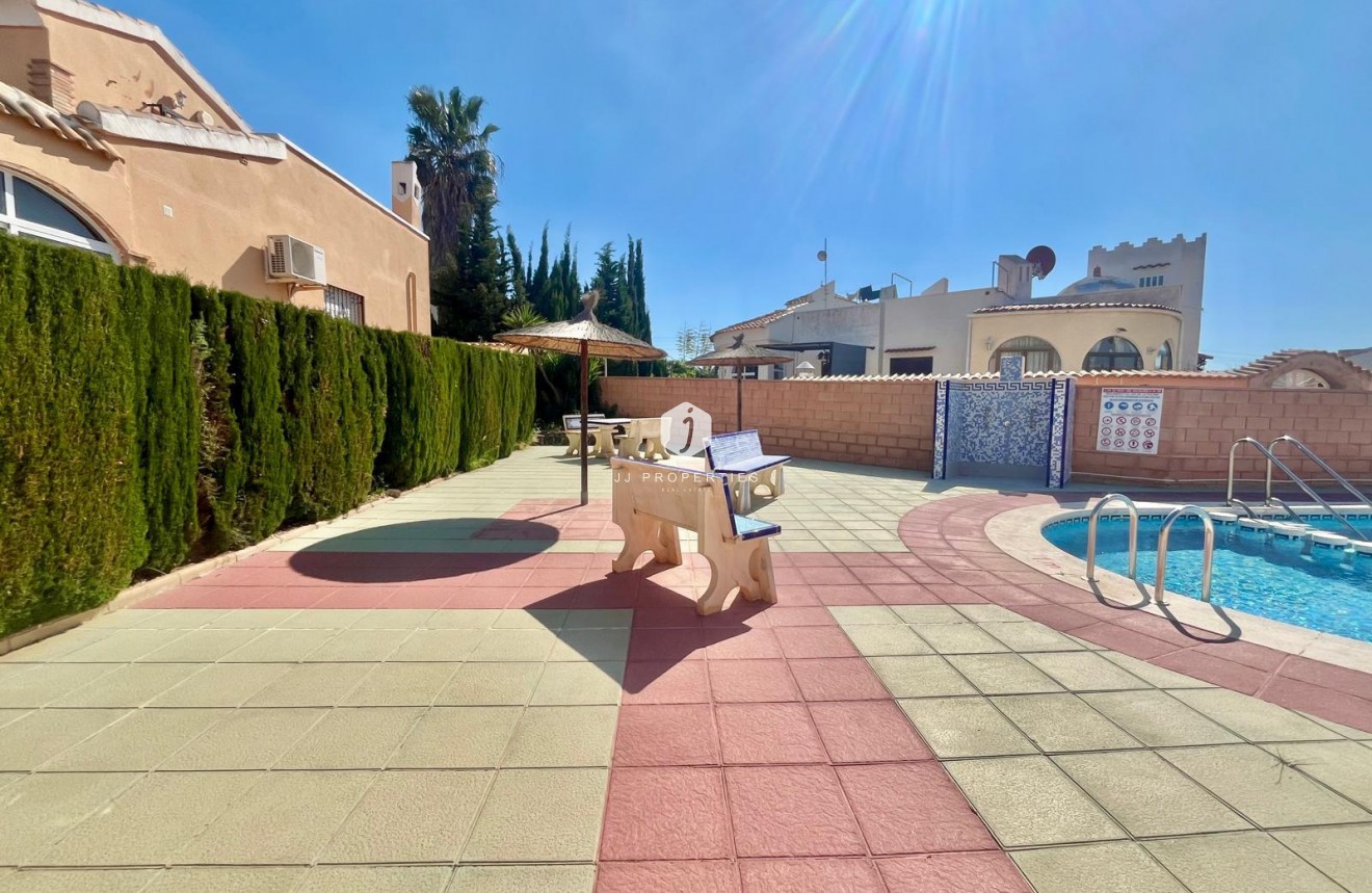 Resale - Villa -
Orihuela Costa - Los Almendros-la Florida