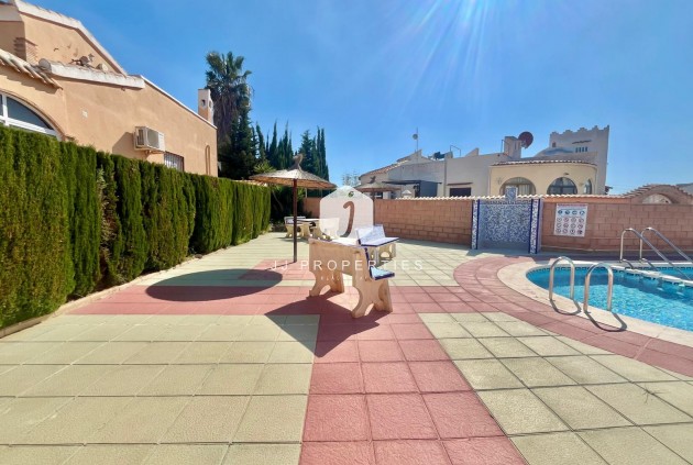 Resale - Villa -
Orihuela Costa - Los Almendros-la Florida