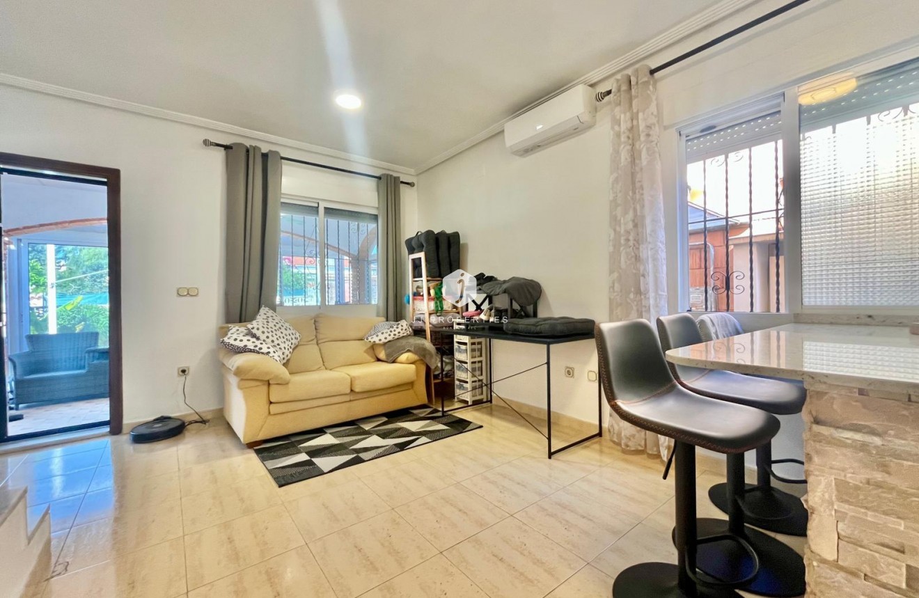 Resale - Villa -
Orihuela Costa - Los Almendros-la Florida