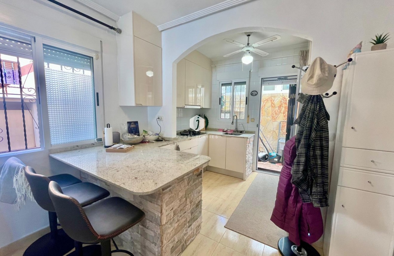 Resale - Villa -
Orihuela Costa - Los Almendros-la Florida