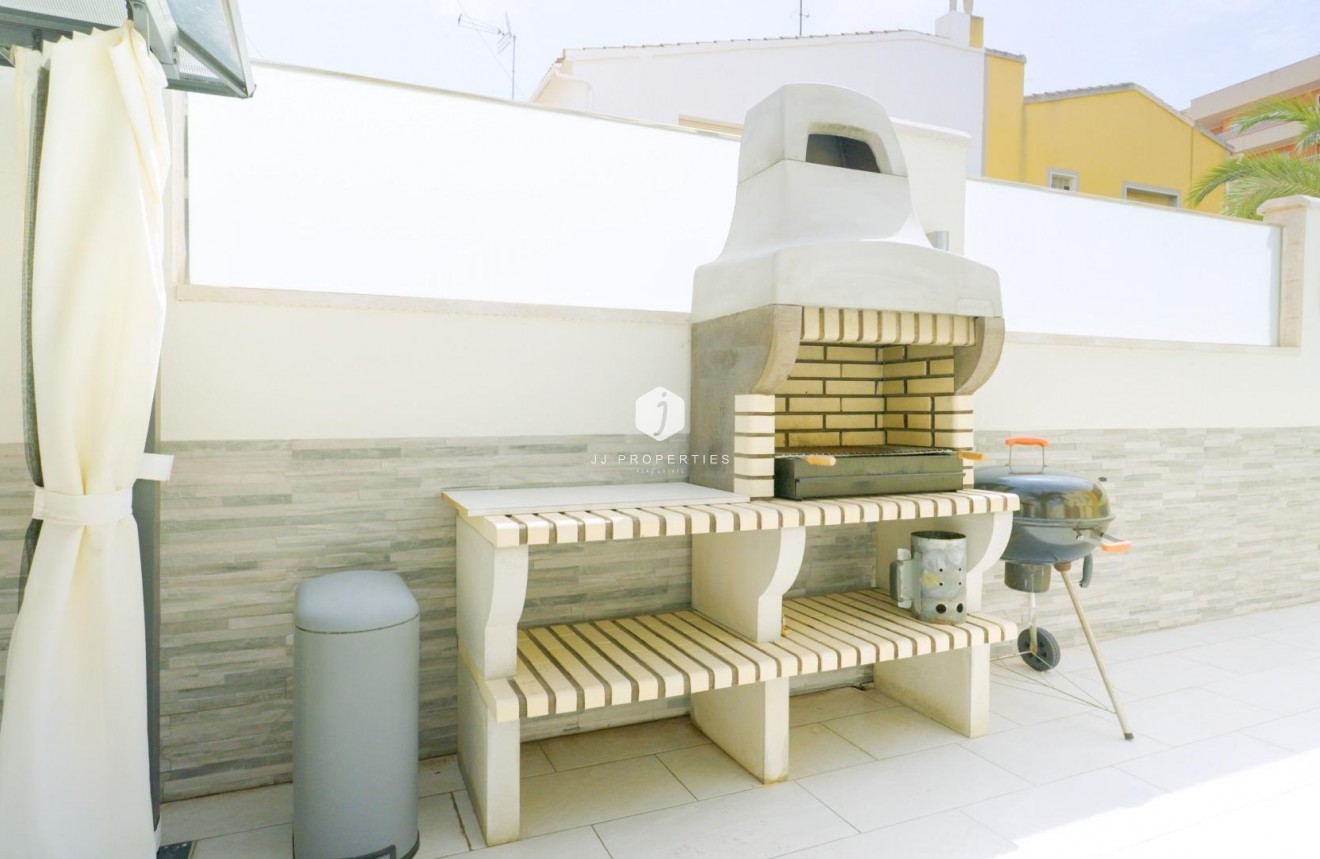 Resale - Chalet -
Torrevieja - Punta prima