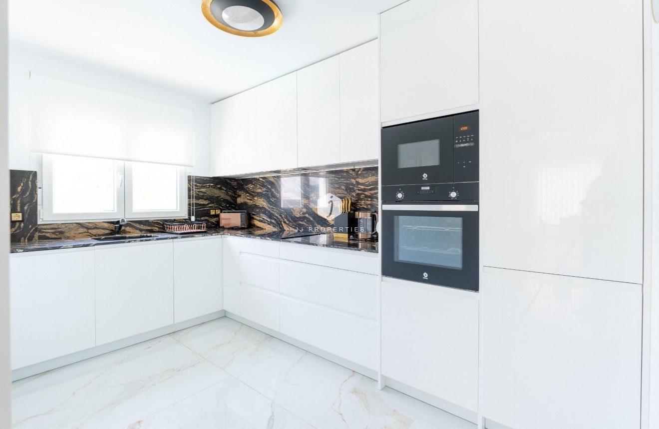 Resale - Chalet -
Torrevieja - Punta prima