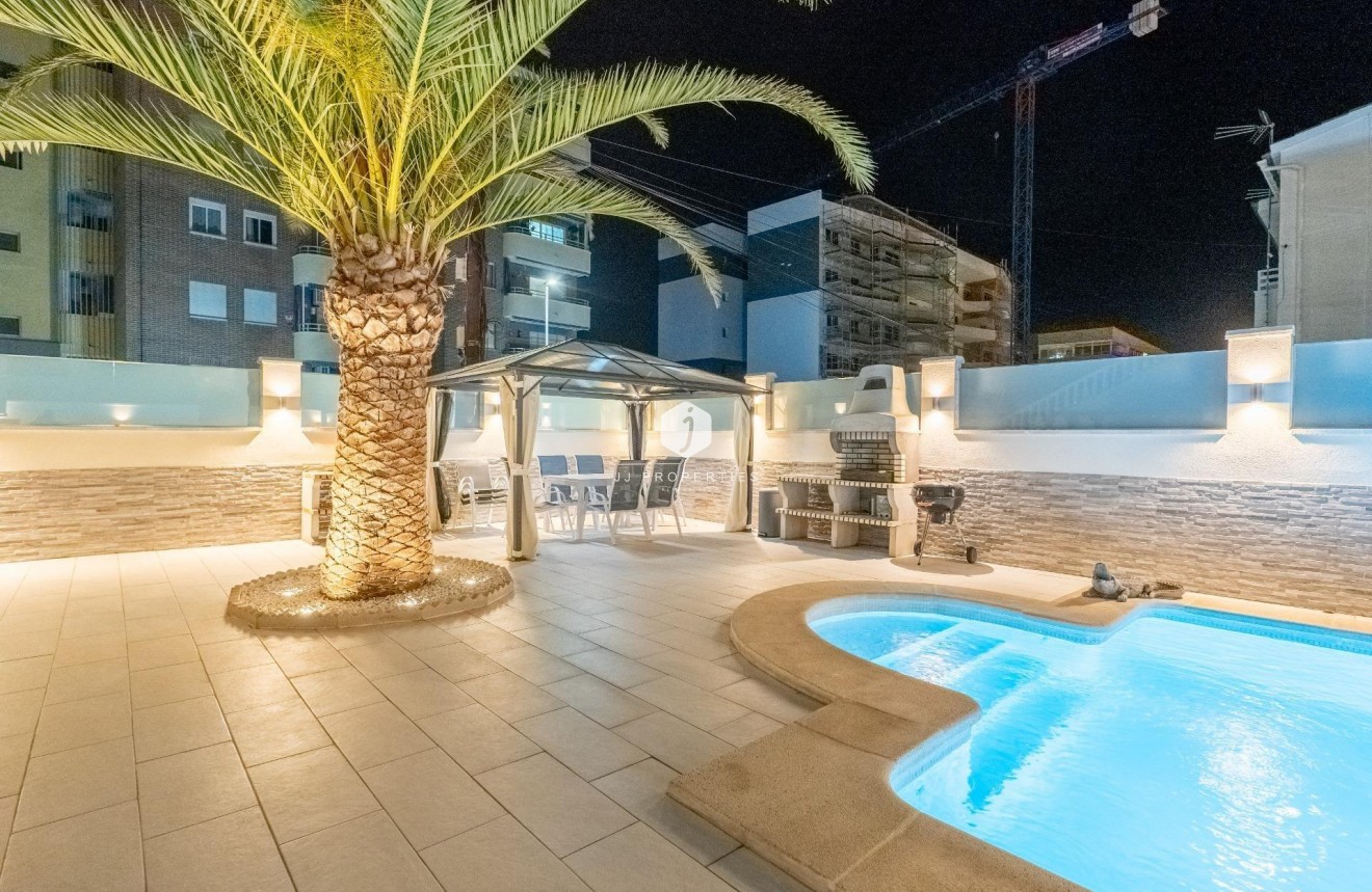 Resale - Chalet -
Torrevieja - Punta prima